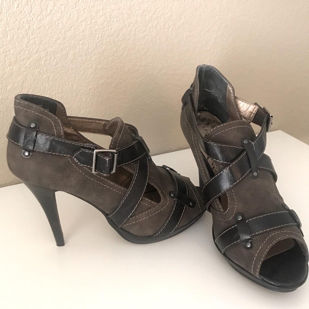 Eva & Zoe Brown Platform Sandal